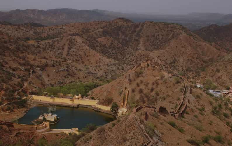 The rampart of Jaigarh Fort