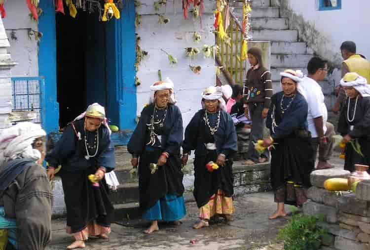 garhwali-women-in-traditional-dress