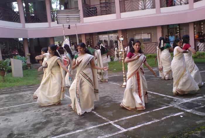 women-performing-thiruvathirakali